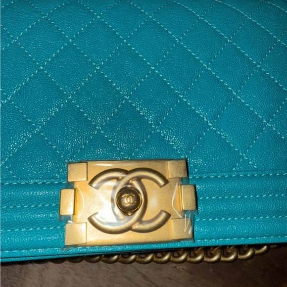 CHANEL Blue Quilted boy bag with Gold Chain - Picture 4 of 8